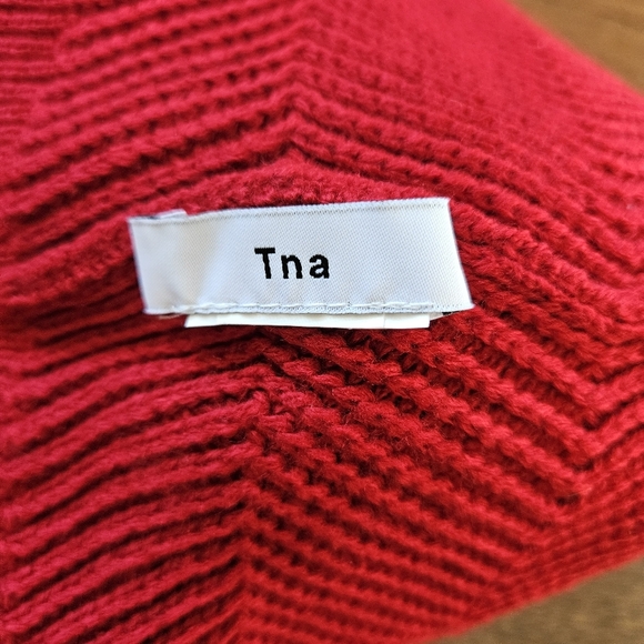 Aritzia - TNA Red Pom Pom Toque - Picture 3 of 3